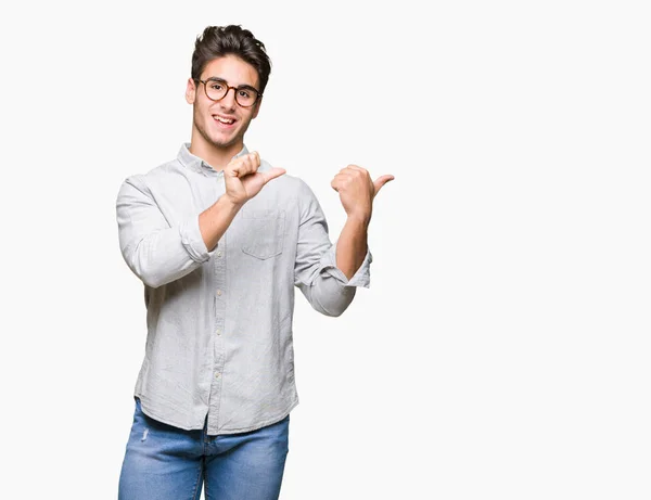 Joven Hombre Guapo Con Gafas Sobre Fondo Aislado Apuntando Espalda —  Fotos de Stock