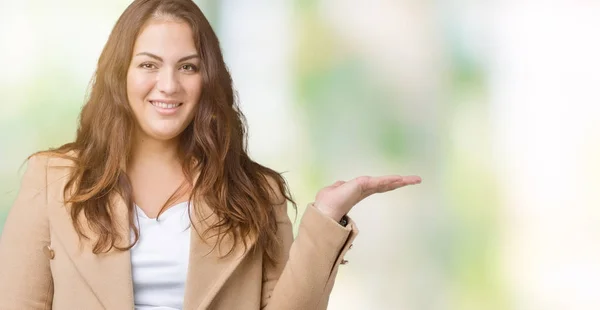 Mulher Bonita Size Usando Casaco Inverno Sobre Fundo Isolado Sorrindo — Fotografia de Stock