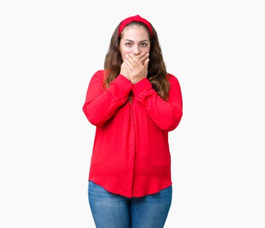 Artı boyutu genç kadın izole arka plan ağız hata için elleriyle kapsayan şok yüzünden güzel. Gizli kavramı.