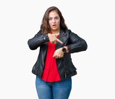 Artı boyutu genç kadın güzel üzerinde bir moda deri ceket giyiyor işaret seyretmek zaman, sabırsızlık, üzgün ve kızgın için son tarih gecikme için acele arka plan izole