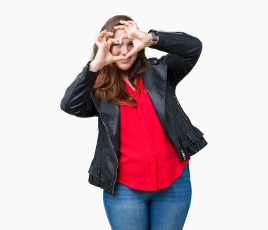 Artı boyutu genç kadın güzel üzerinde bir moda deri ceket giyiyor arka plan yaparken kalp şekli ile el ve parmak işareti seyir gülümseyen izole