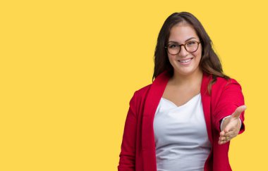 Artı boyutu genç iş kadını güzel üzerinde şık ceket ve gözlük takıyor arka plan olarak tebrik ve konuksever dost sunan karşılıklı gülümseyen izole. Başarılı iş.