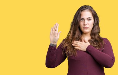 Güzel ve çekici artı boyutu genç kadın izole arka plan üzerinde elbise göğüs ve bir sadakat sözü yemin yapma avuç, el ile küfür