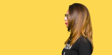 Güneş gözlüğü ve tarafına, seyir rock'n roll kazak giyen güzel orta yaş kadın dinlenmek doğal yüz emin gülümseme ile pozuyla profili.