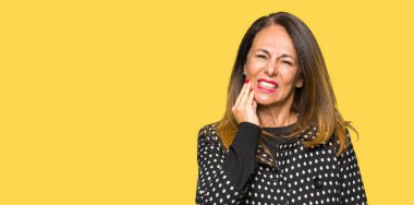 Diş ağrısı veya dişlerde dişlerle ilgili hastalık nedeniyle ağız acı ifadesi ile el ile dokunmak moda ceket giyen güzel orta yaş kadın. Diş hekimi kavramı.