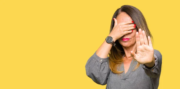 Mulher Negócios Meia Idade Bonita Que Cobre Olhos Mãos Faz — Fotografia de Stock