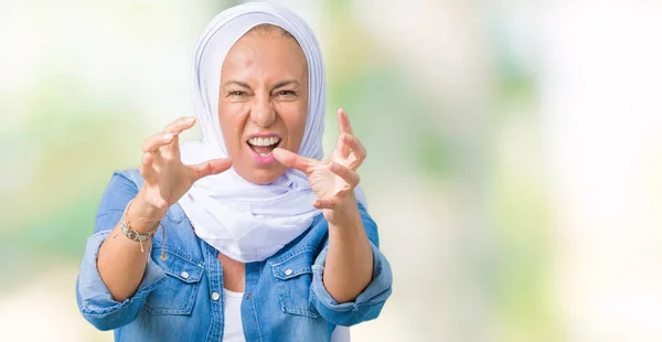 배경을 아라비아 히잡을 여성은 분노로 외치고 소리를 지르며 — 스톡 사진