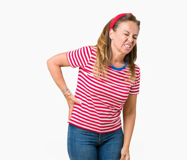 美丽的中年妇女穿着休闲条纹 T恤在孤立的背景后痛 用手触摸背部 肌肉疼痛 — 图库照片
