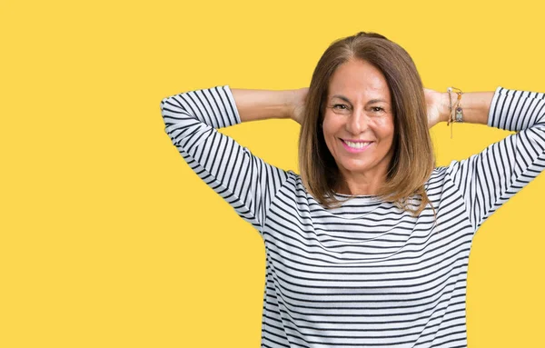 Mooie Middelbare Leeftijd Vrouw Strepen Trui Dragen Geïsoleerd Achtergrond Ontspannen — Stockfoto