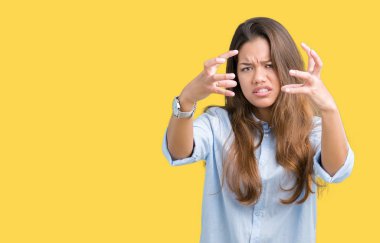 Genç güzel esmer iş kadını izole arka plan öfke ile sinirli bağırarak üzerinde eller boğazlamak istiyor deli bağırıyor