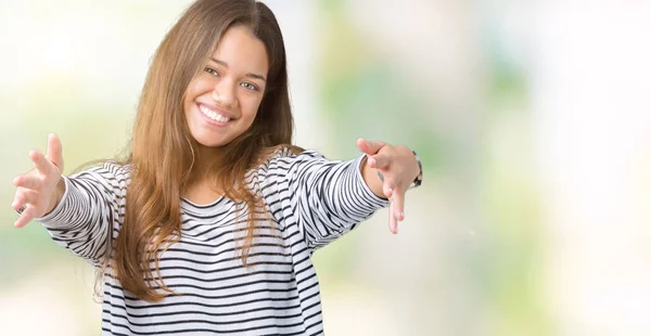 Junge Schöne Brünette Frau Mit Gestreiftem Pullover Über Isoliertem Hintergrund — Stockfoto