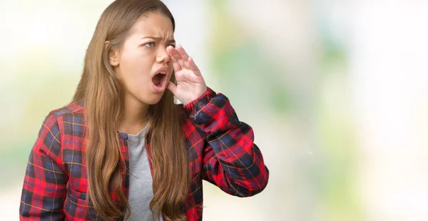 若い美しいブルネット女性の叫び 口の中に手の側に大声で叫んで孤立の背景の上にジャケットを着てします 通信の概念 — ストック写真