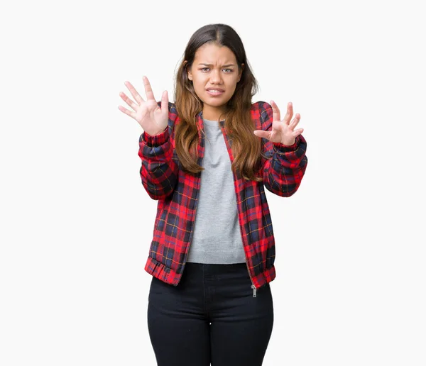 Ung Vacker Brunett Kvinna Som Bär Jacka Över Isolerade Bakgrund — Stockfoto