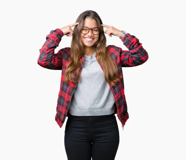 Joven Mujer Morena Hermosa Con Chaqueta Gafas Sobre Fondo Aislado — Foto de Stock