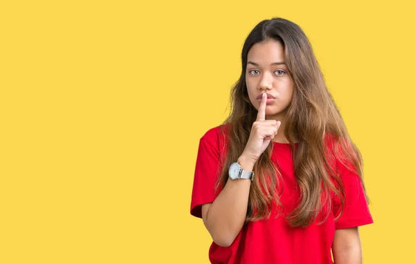 Jonge Mooie Brunette Vrouw Met Rode Shirt Geïsoleerde Achtergrond Vragen — Stockfoto