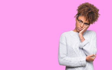 Düşünme izole arka plan bakmaktan kış kazak giyen güzel genç Afro-Amerikan kadın yorgun ve sıkılmış çapraz silah depresyon sorunları ile.