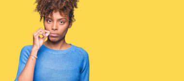 Güzel genç Afro-Amerikan kadın izole arka plan ağız ve dudaklar üzerinde parmak ile ZIP olarak kapatın. Gizli ve sessiz, tabu söz