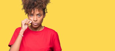 Güzel genç Afro-Amerikan kadın izole arka plan ağız ve dudaklar üzerinde parmak ile ZIP olarak kapatın. Gizli ve sessiz, tabu söz