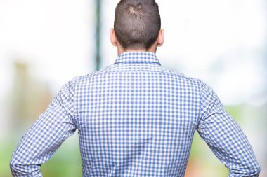 Geriye doğru uzakta silah ile vücut üzerinde seyir izole arka plan ayakta genç yakışıklı adam