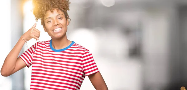 Hermosa Joven Afroamericana Sobre Fondo Aislado Sonriendo Haciendo Gesto Telefónico — Foto de Stock