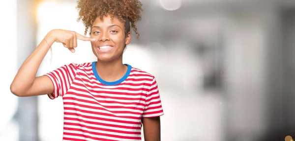 Hermosa Joven Afroamericana Sobre Fondo Aislado Señalando Con Mano Dedo — Foto de Stock