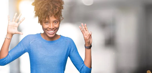 Hermosa Mujer Afroamericana Joven Sobre Fondo Aislado Mostrando Señalando Con — Foto de Stock