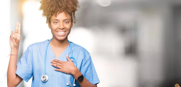 Junge Afrikanisch Amerikanische Ärztin Mit Isoliertem Hintergrund Die Mit Der — Stockfoto