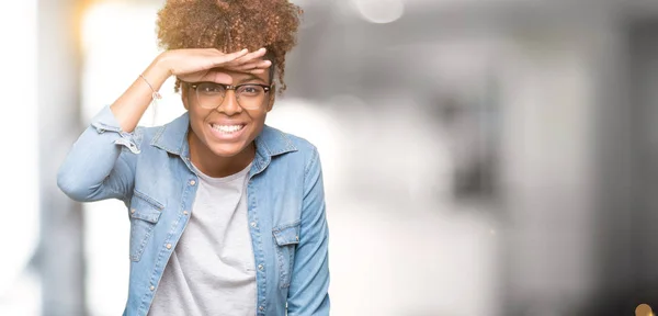 Linda Jovem Afro Americana Vestindo Óculos Sobre Fundo Isolado Muito — Fotografia de Stock