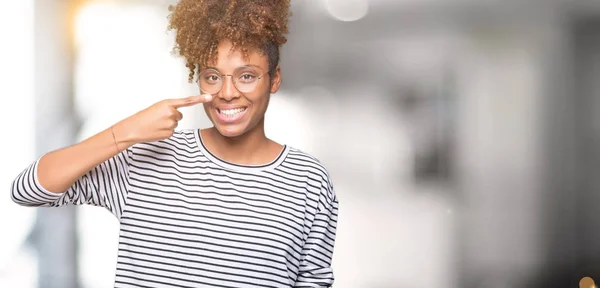 Mooie Jonge African American Vrouw Dragen Bril Geïsoleerde Achtergrond Pointing — Stockfoto