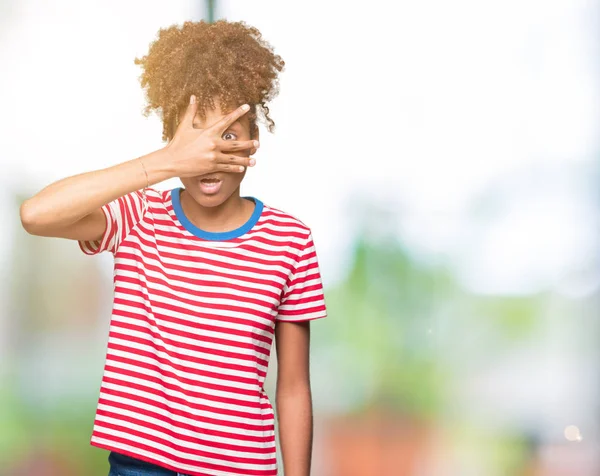 Beautiful Young African American Woman Isolated Background Peeking Shock Covering — Stock Photo, Image