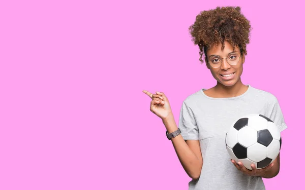 Mladá Africká Americká Žena Držící Fotbal Fotbalový Míč Nad Izolované — Stock fotografie