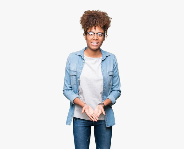Güzel Genç Afro Amerikan Kadın Gözlük Izole Üzerine Gülen Alma — Stok fotoğraf