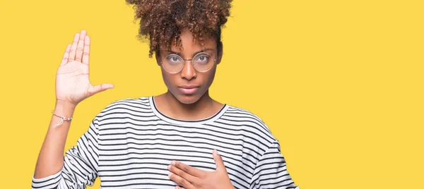 Gyönyörű Fiatal Afrikai Amerikai Szemüveg Viselése Alatt Elszigetelt Háttér Káromkodás — Stock Fotó