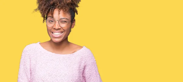 Schöne Junge Afrikanisch Amerikanische Frau Trägt Brille Über Isoliertem Hintergrund — Stockfoto