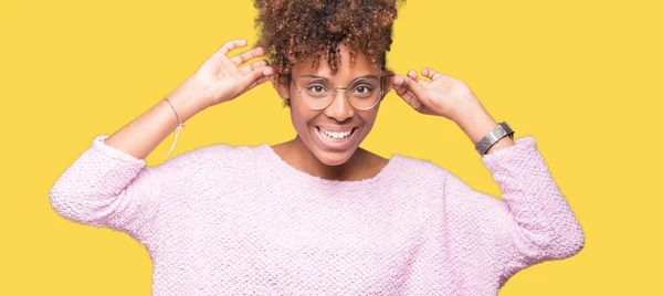 Güzel Genç Afro Amerikan Kadın Üzerinde Gözlük Takan Arka Plan — Stok fotoğraf