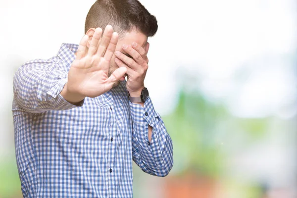 Stilig Ung Över Isolerade Bakgrund Som Täcker Ögon Med Händerna — Stockfoto