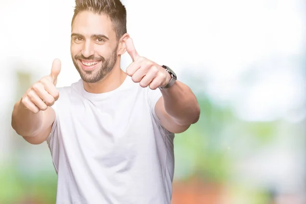 Jovem Vestindo Camiseta Branca Casual Sobre Fundo Isolado Aprovando Fazer — Fotografia de Stock