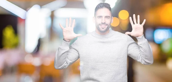 Joven Hombre Guapo Con Sudadera Sobre Fondo Aislado Mostrando Apuntando — Foto de Stock