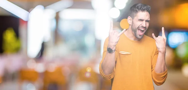 Joven Hombre Guapo Sobre Fondo Aislado Gritando Con Expresión Loca —  Fotos de Stock