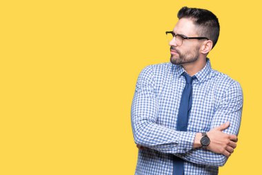 İkna ve kendine güvenen genç iş adamı ile silah tarafına bakarak gülümseyen izole arka plan üzerinde gözlük takan geçti