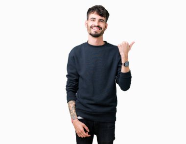 Yakışıklı delikanlı arıyor ve başparmak yanında yukarıyı mutlu yüz ile gülümseyen izole arka plan üzerinde.