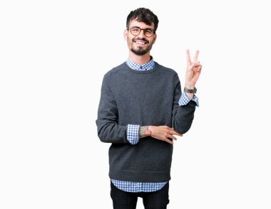 Genç yakışıklı mutlu yüz zafer işareti yaparken kameraya göz kırpıyor ile gülümseyen izole arka plan üzerinde gözlük takan adam akıllı. İki numaralı.