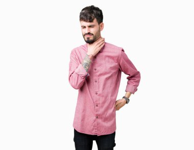 Genç yakışıklı adam giymiş pembe gömlek izole üzerinde arka plan ağrılı boyun, boğaz gribi, kesek ve enfeksiyon için dokunaklı