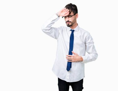 Üzerinde gözlük takan genç yakışıklı iş adamı izole arka plan hastalık ve ateş, grip ve soğuk, virüs hasta için alın dokunmadan