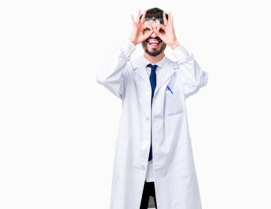 Dilini, parmaklarının arasından baktığını yapışmasını dürbün gibi ok jest yapıyor izole arka plan üzerinde beyaz önlük giyen genç profesyonel bilim adam. Deli ifade.