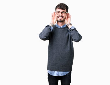 Genç yakışıklı iki eliyle kulak jest, dedikodu için meraklı üzerinde dinliyoruz izole arka plan üzerinde gözlük takan adam akıllı. İşitme sorunu, sağır