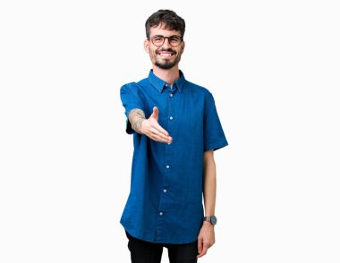 Tebrik ve davet edici dostu sunan karşılıklı gülümseyen izole arka plan üzerinde gözlük takan yakışıklı delikanlı. Başarılı iş.