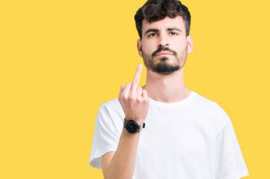 İzole arka plan gösteren orta parmak, kaba ve kaba siktir git ifade üzerinde beyaz t-shirt giyen genç yakışıklı adam