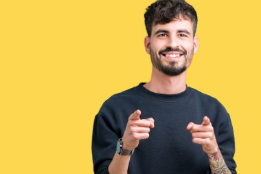 Yakışıklı delikanlı için fotoğraf makinesi ile mutlu ve komik yüz parmakları işaret izole arka plan üzerinde. İyi enerji ve vibes.