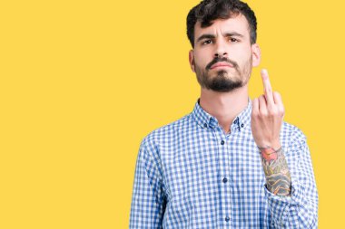 Genç yakışıklı iş adamı izole arka plan gösteren orta parmak, kaba ve kaba siktir git ifade üzerinde